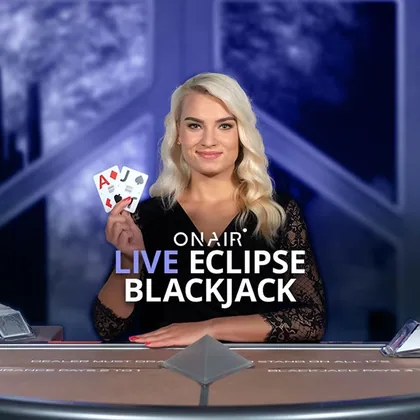 Portada del juego en vivo Eclipse Blackjack: crupier con vestido negro de encaje sosteniendo un as y una jota