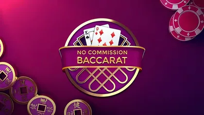 Portada del juego No Commission Baccarat: emblema dorado con cartas sobre fondo púrpura, con fichas y monedas chinas